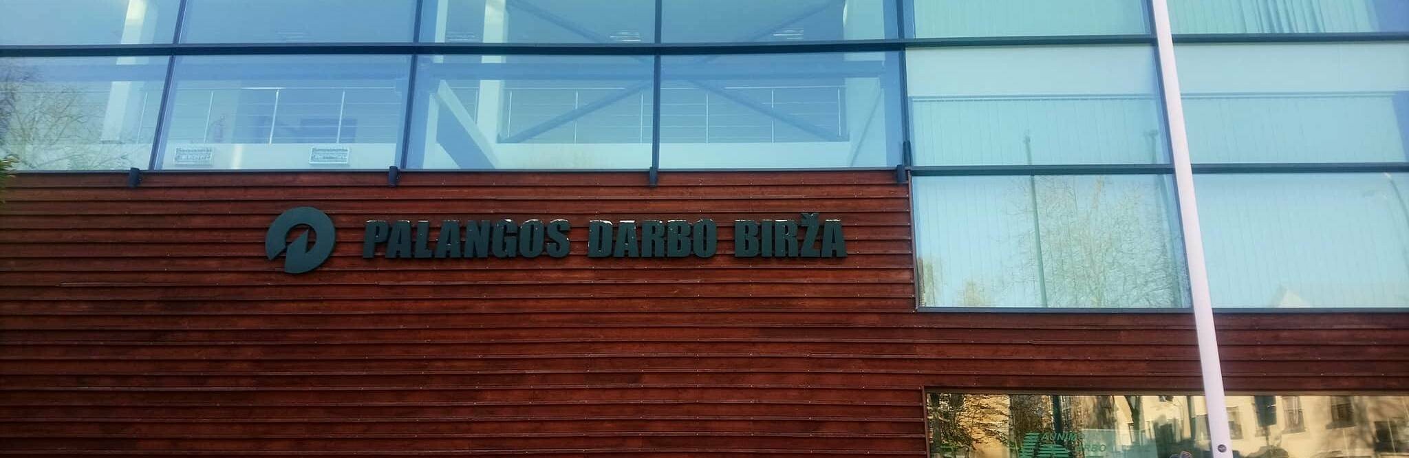 Pasibaigus vasarai palangiškiai užplūdo Darbo biržą Pasibaigus vasarai palangiškiai užplūdo Darbo biržą