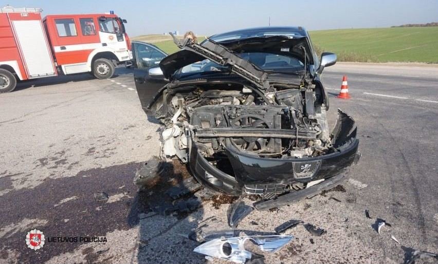 Klaipėdos rajone susikūlė dvi „Peugeot“: vieną vairavo senolis, kitą emigrantas 