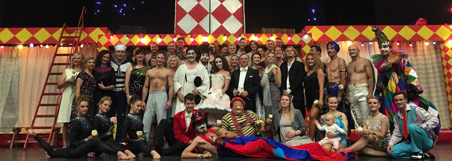 Ryškiausioje operoje „Pajacai“ žibės ir „Diamonds show“ merginos