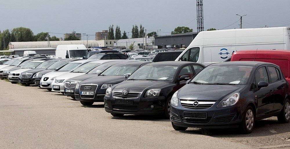 Seni automobiliai pabrango – už naudotą tenka pakloti 500 eurų daugiau Seni automobiliai pabrango – už naudotą tenka pakloti 500 eurų daugiau