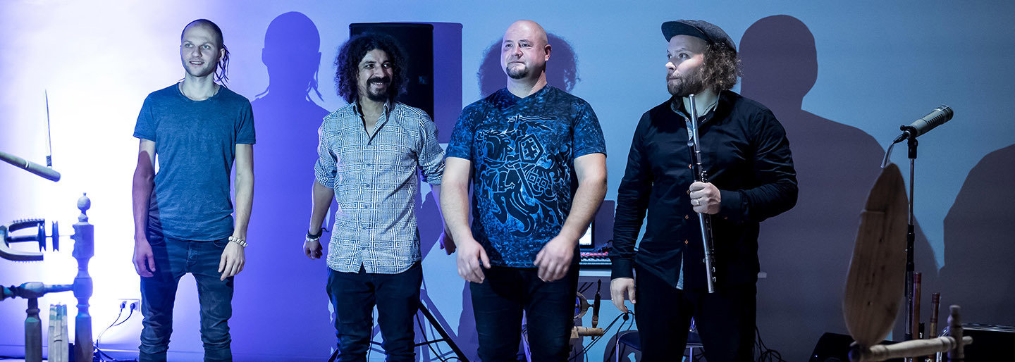 Klaipėdoje suskambėjo elektroninės sutartinės: renginio svečiai nusikėlė į kelionę laiku po Lietuvą