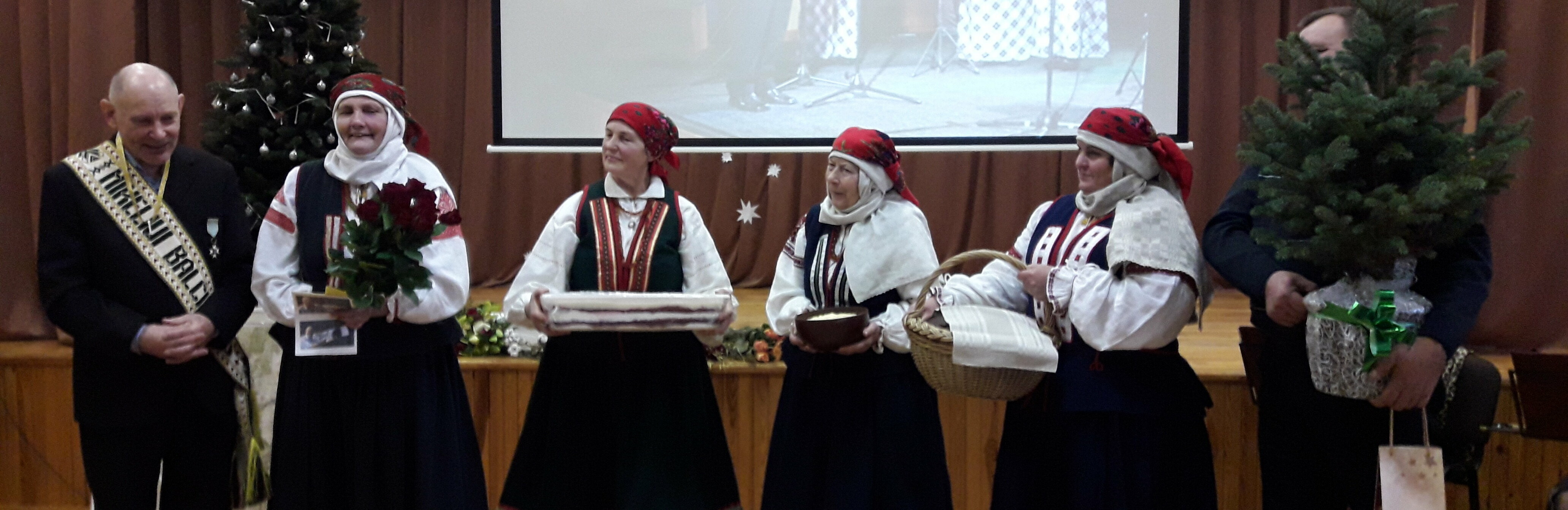 Garbaus jubiliejaus proga šventojiškį dainomis, tradiciniu kulinariniu paveldu ir gražiais linkėjimais sveikino Latvijos folkloristai. „V.P.“ nuotr.