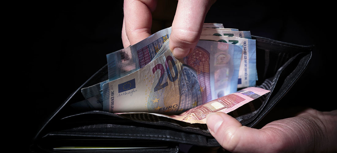 Vyras už nuomojamą kambarį atsiskaitė netikrais eurais