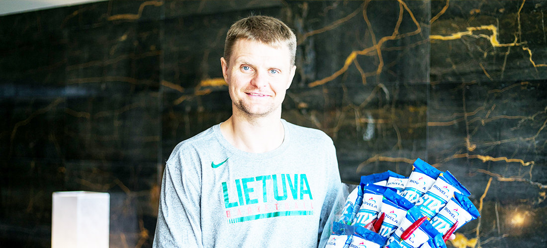 Krepšinio rinktinės senbuviui – originali puokštė ir netikėtas linkėjimas