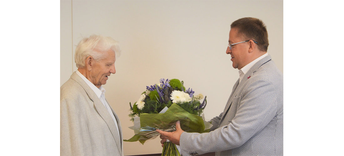  Palangos miesto garbės piliečiai Vitalius Bernardas Litvaitis ir Romualdas Budrys kurorto gyventojų vardu pasveikinti gimimo dienos proga