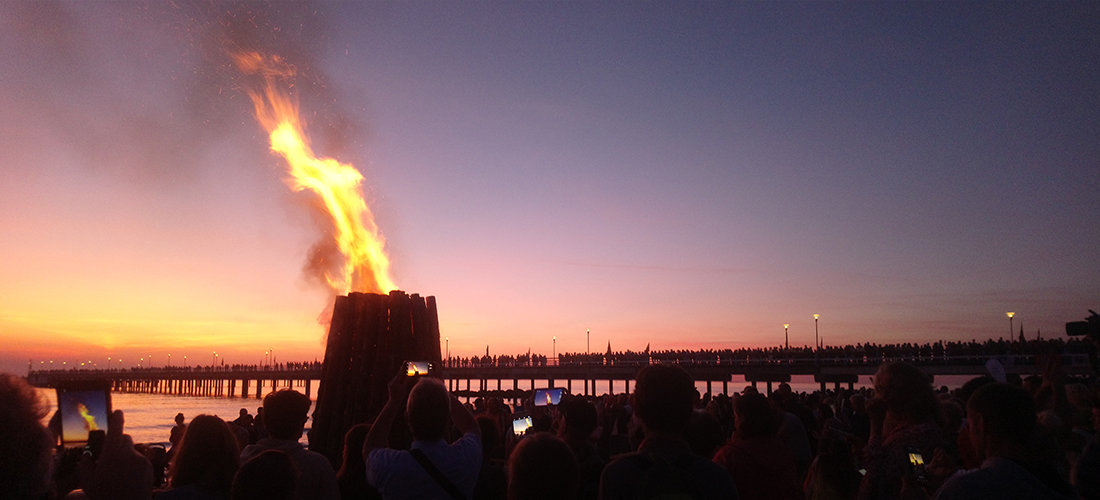 Baltijos valstybių pajūrį nušvietė Baltijos kelio 30-mečiui skirta... Baltijos valstybių pajūrį nušvietė Baltijos kelio 30-mečiui skirta laužų grandinė