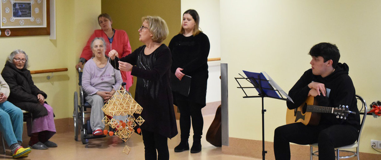 Palangos senosios gimnazijos mokiniai lankėsi Palangos ligoninės sl... Palangos senosios gimnazijos mokiniai lankėsi Palangos ligoninės slaugos skyriuje