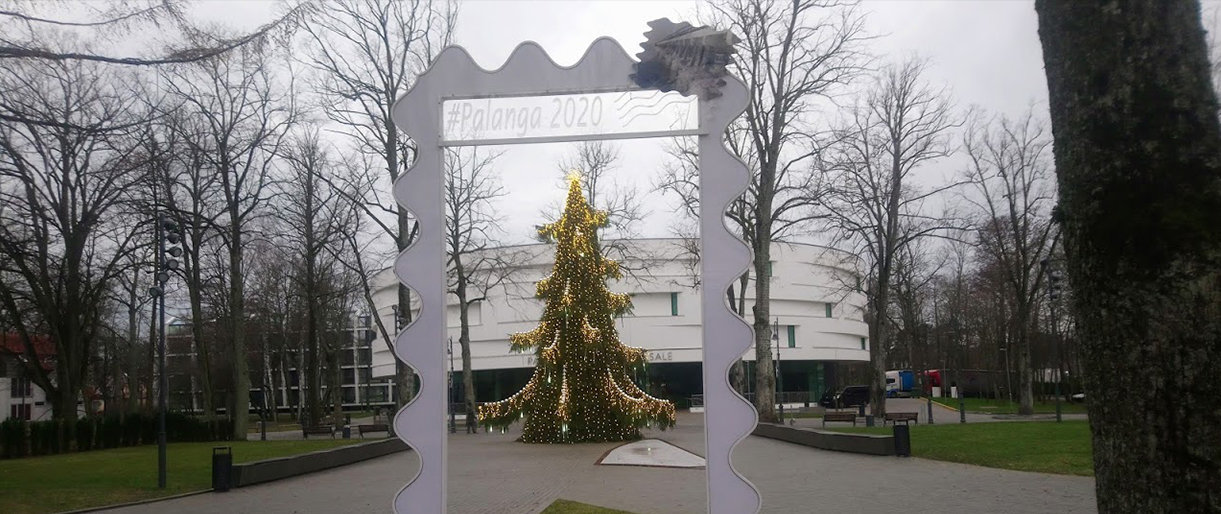 Muzikuojanti Palangos eglė „šoka“ ne tik savaitgaliais – šviesos ir... Muzikuojanti Palangos eglė „šoka“ ne tik savaitgaliais – šviesos ir muzikos žaismas užburs ir paskutinėmis metų dienomis