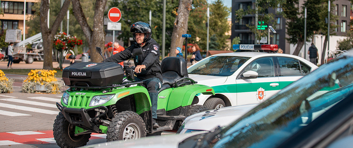 Jaunystės aistra neišblėso – darban iš Skuodo į Palangą pareigūnas vyksta „plieniniu žirgu“ 