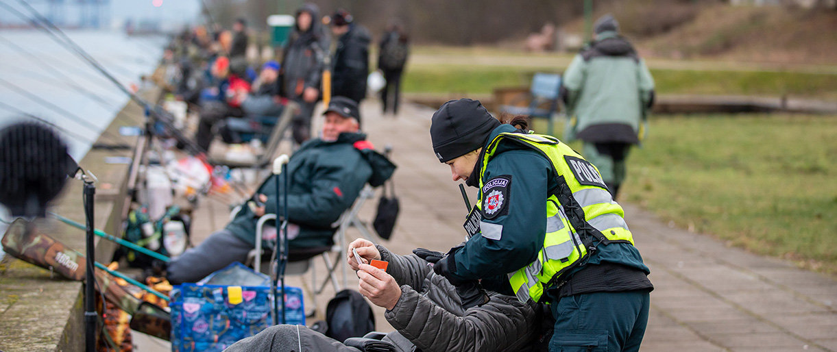 Klaipėdos policijos pareigūnai kartu su gamtos apsaugos inspektoria... Klaipėdos policijos pareigūnai kartu su gamtos apsaugos inspektoriais tikrino žvejus Smiltynėje
