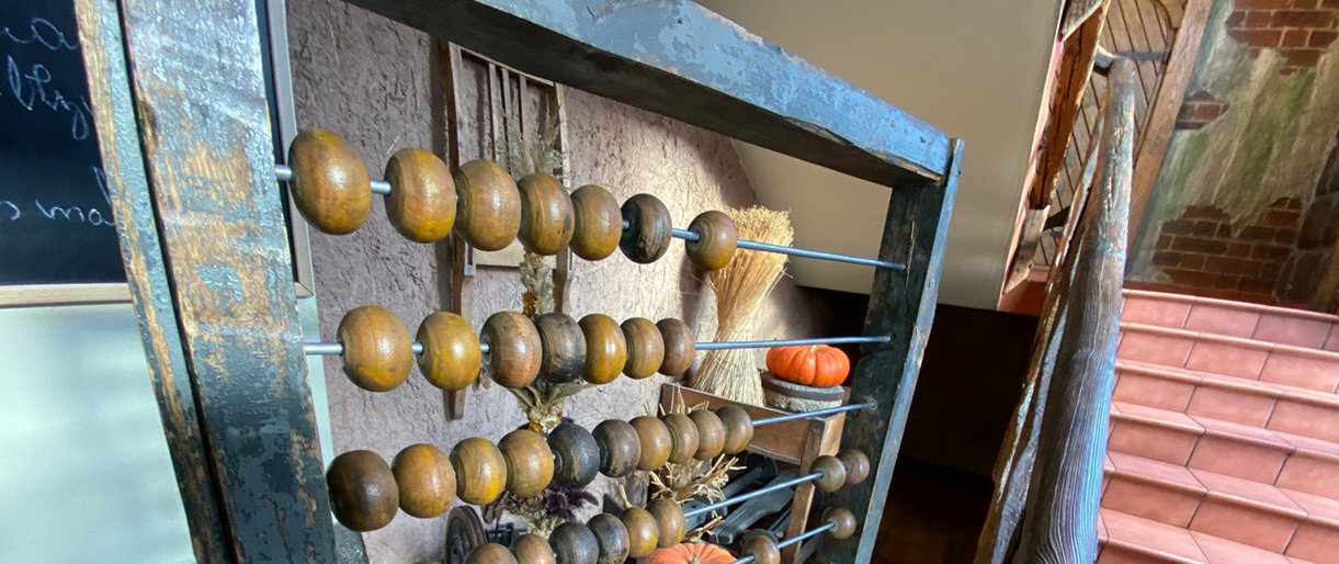 Palangos naktinių klubų savininkė įtariama mokėjusi darbuotojams atlyginimus vokeliuose