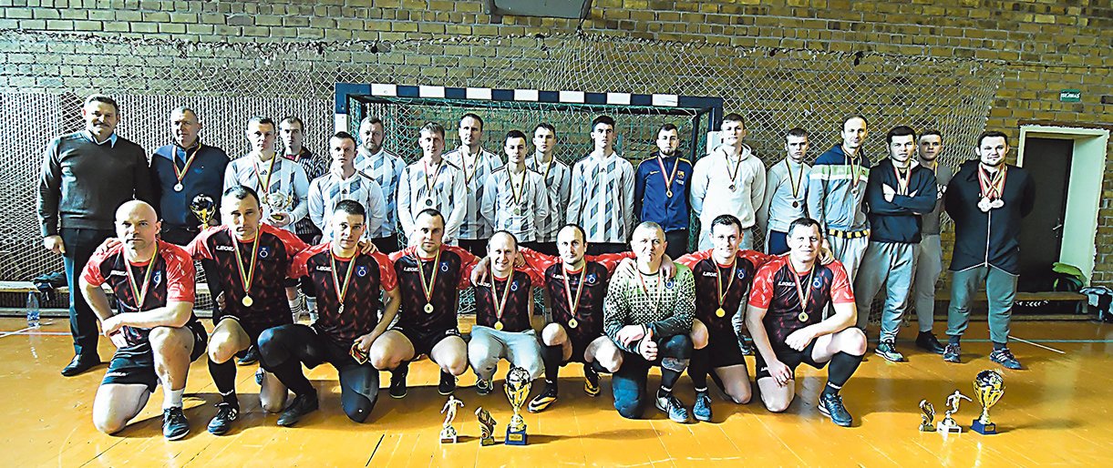 Rajono salės futbolo pirmenybių I lygos nugalėtoja – svečių teisėmis žaidusi „Palanga“ (priekyje), prizininkai – II v. užėmę „Topoliai“ (šviesūs ma...