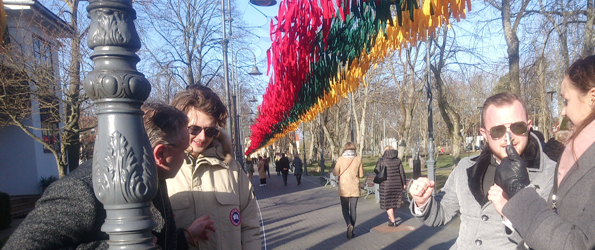 Įspūdinga trispalvė Palangoje: iš 15 tūkstančių juostelių surišta vėliava siekia rekordo