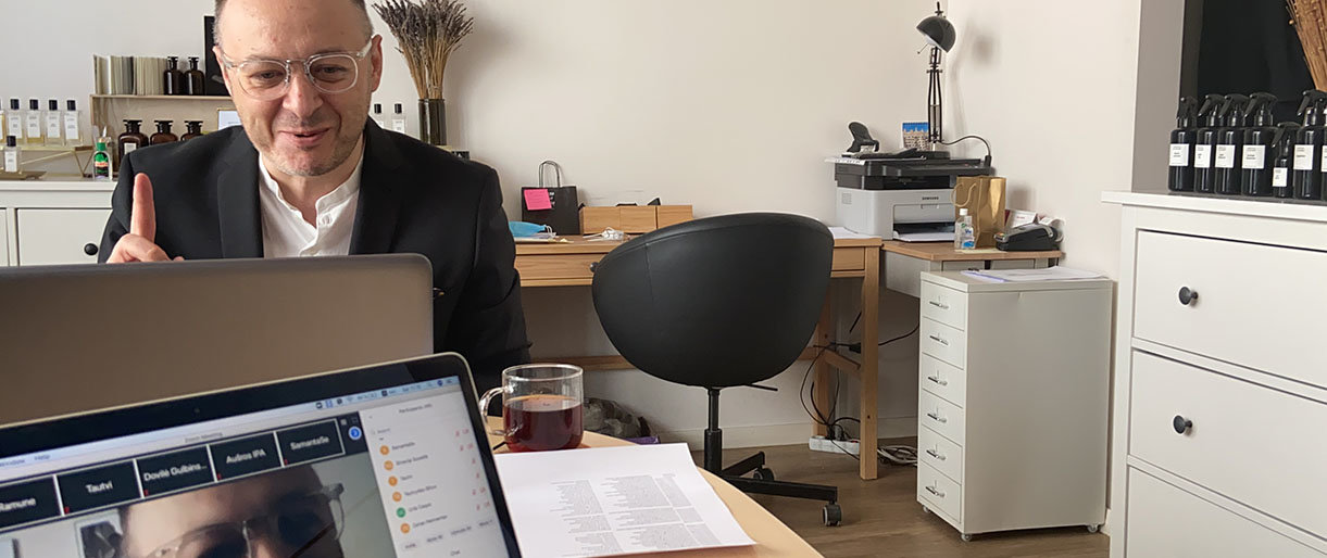 Nišinės ir komercinės parfumerijos skirtumus galima užuosti: Aistis Mickevičius paaiškina kaip tą padaryti