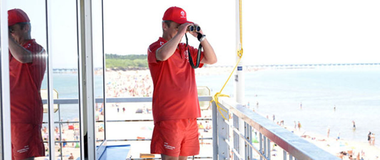 STEBI. Gelbėtojai nuolatos stebi žmones ir jei mato apsvaigusį asmenį, jokiu būdu neleidžia jam pasiekti vandens.  © Vitos JUREVIČIENĖS nuotr.