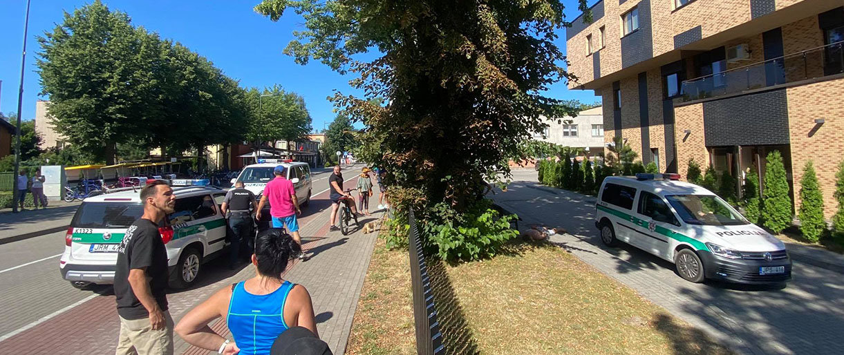 Palangos gatvėse šlaistėsi ginkluotas ir kruvinas vyras Palangos gatvėse šlaistėsi ginkluotas ir kruvinas vyras