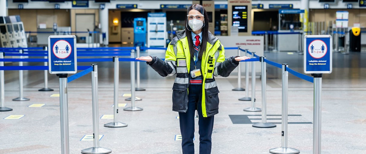  Lietuvos oro uostai primena taisykles: su savadarbėmis kaukėmis į lėktuvą keleiviai gali būti neįleisti