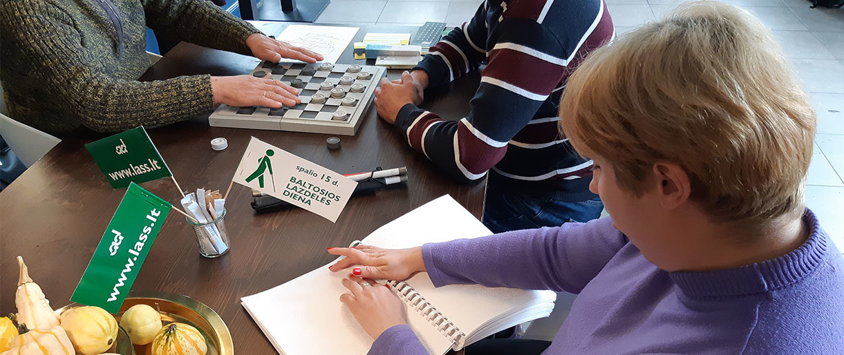 Baltosios lazdelės diena su brailio raštu Palangoje