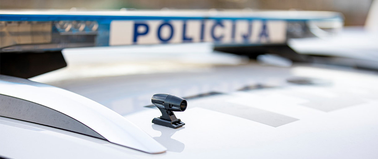 Neringos pareigūnai vairuotojams dalina ultragarsinius švilpukus, p... Neringos pareigūnai vairuotojams dalina ultragarsinius švilpukus, padėsiančius išvengti susidūrimų su gyvūnais