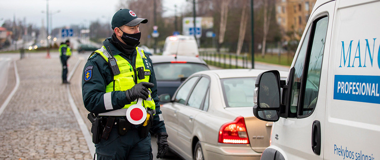 Klaipėdos apskrities pareigūnai dar kartą ragina nevykti iš namų be būtinos priežasties – patikros postai keliuose jau veikia