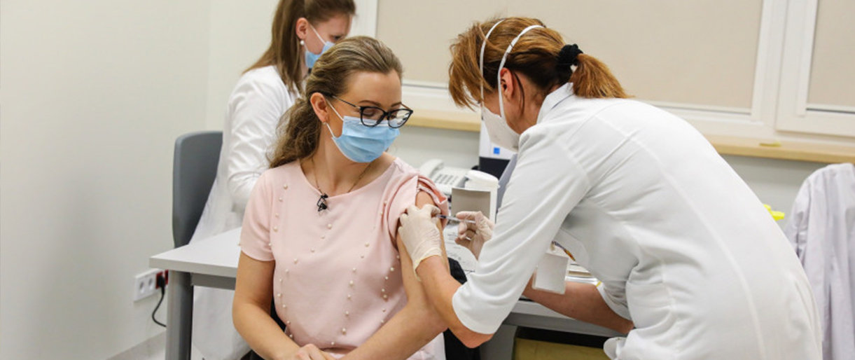 Nuo koronaviruso pradėti skiepyti Lietuvos medikai