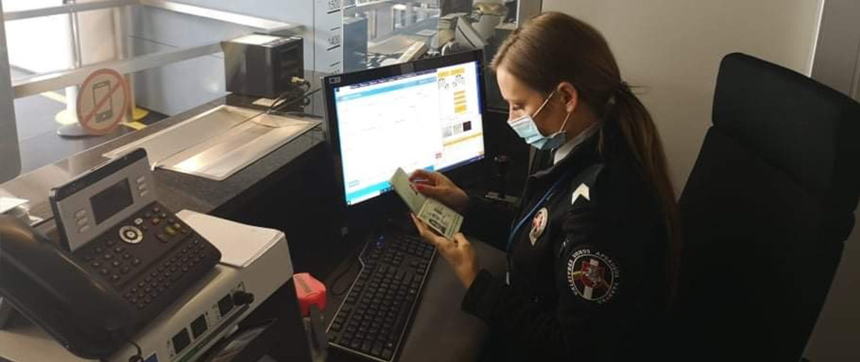 Pasieniečiai padeda NVSC specialistams tikrinti grįžtančių asmenų dokumentus