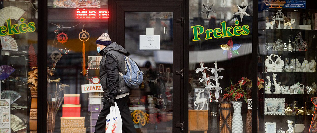 Nutarta: nuo pirmadienio leista atsidaryti grožio salonams, ne maisto parduotuvėms, vykdyti lauko prekybą