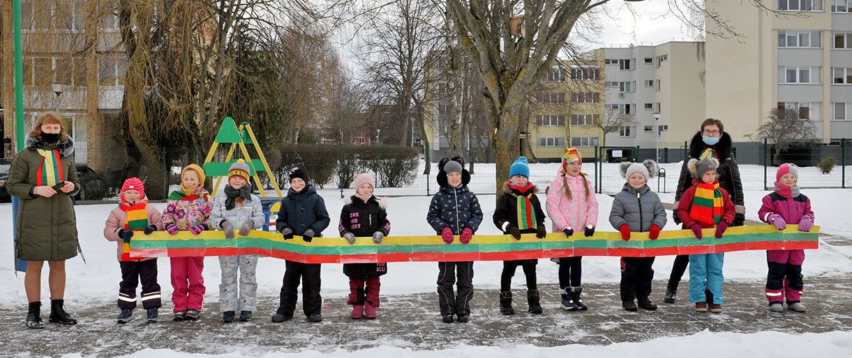 Dovana Lietuvai – 103 vaikų trispalvės
