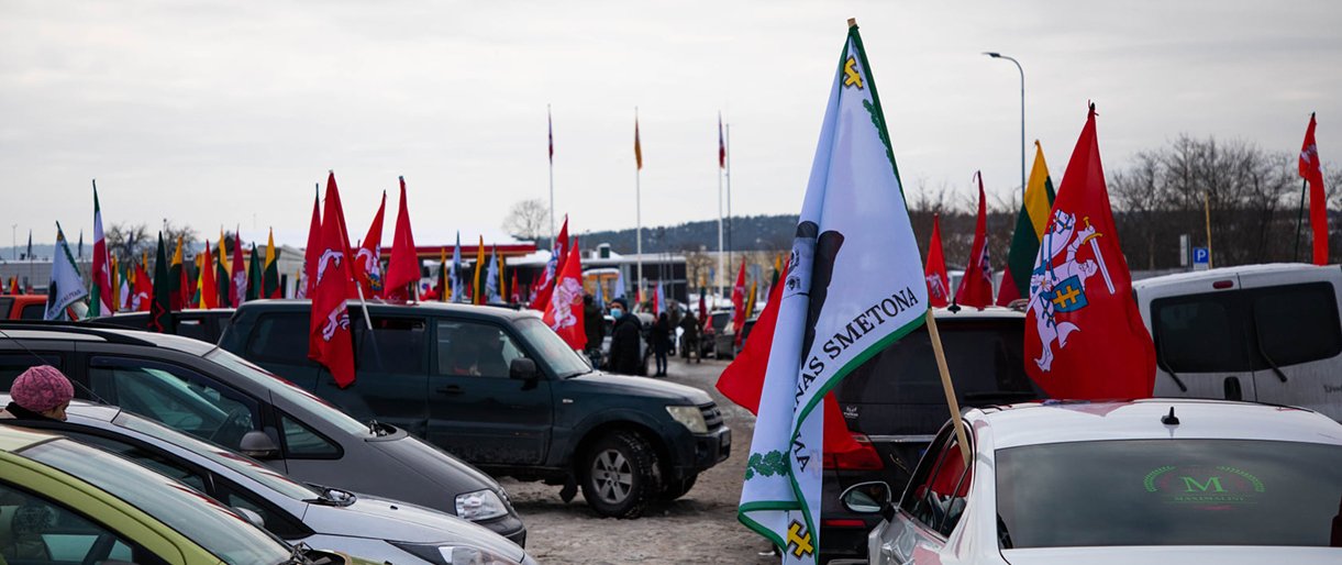 Anot palangiškės A. Sabaliauskaitės, iš kolonose važiavusių transporto priemonių važiuotynių metu susidarė beveik dviejų kilometrų eilė.
