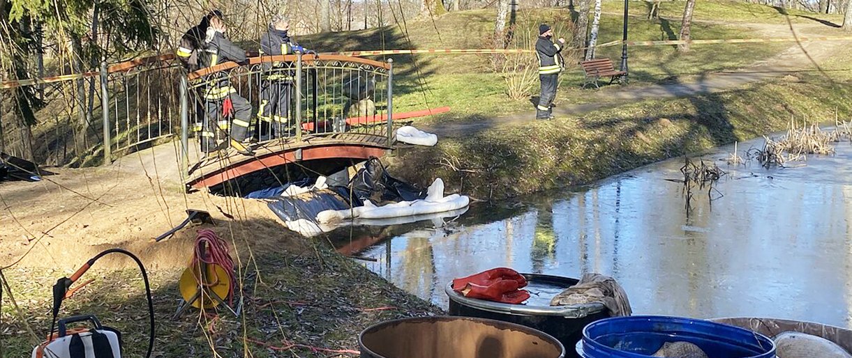 Tarša Salanto upelyje likviduojama ir antradienį, ieškoma teršalų šaltinio / P. Selezniovo/LRT nuotr.