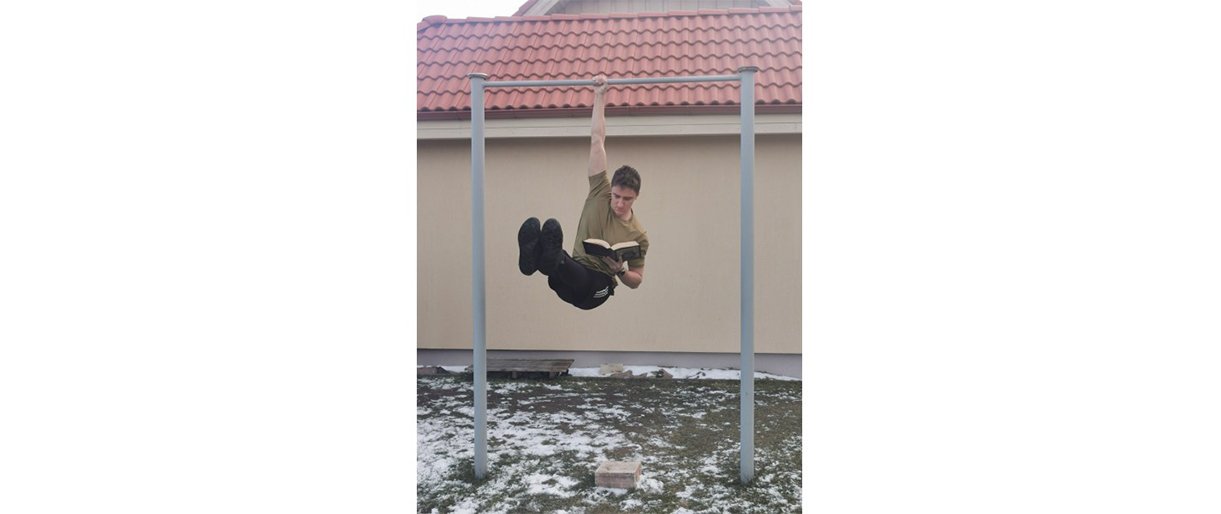 „Iššūkių savaitė” skirta Kovo 11-ajai: Palangos gimnazistas Marijon... „Iššūkių savaitė” skirta Kovo 11-ajai: Palangos gimnazistas Marijonas Grenda, kabodamas ant skersinio, viena ranka atliko „kampą“ 90 laipsnių, o ki...