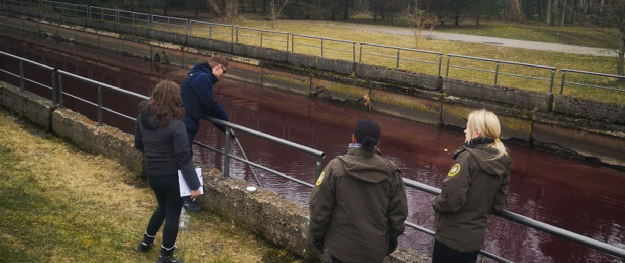 Aplinkosaugininkai aiškinasi taršos Rąžės upelyje priežastis (papildyta)