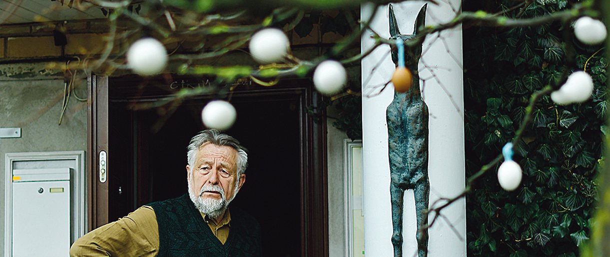 Vytautas Kusas šioms Velykoms užsimojo tūkstančiu vištos kiaušinių papuošti priešais galeriją augančią liepą.