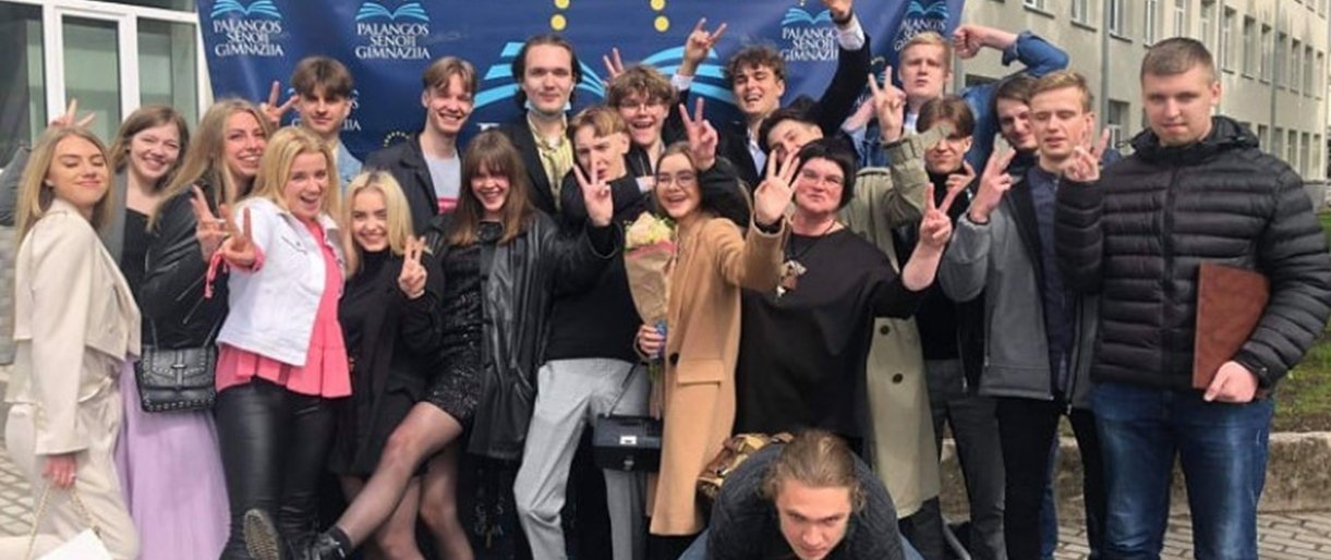 Paskutinis skambutis nuskambėjo 99 Palangos senosios gimnazijos abiturientams