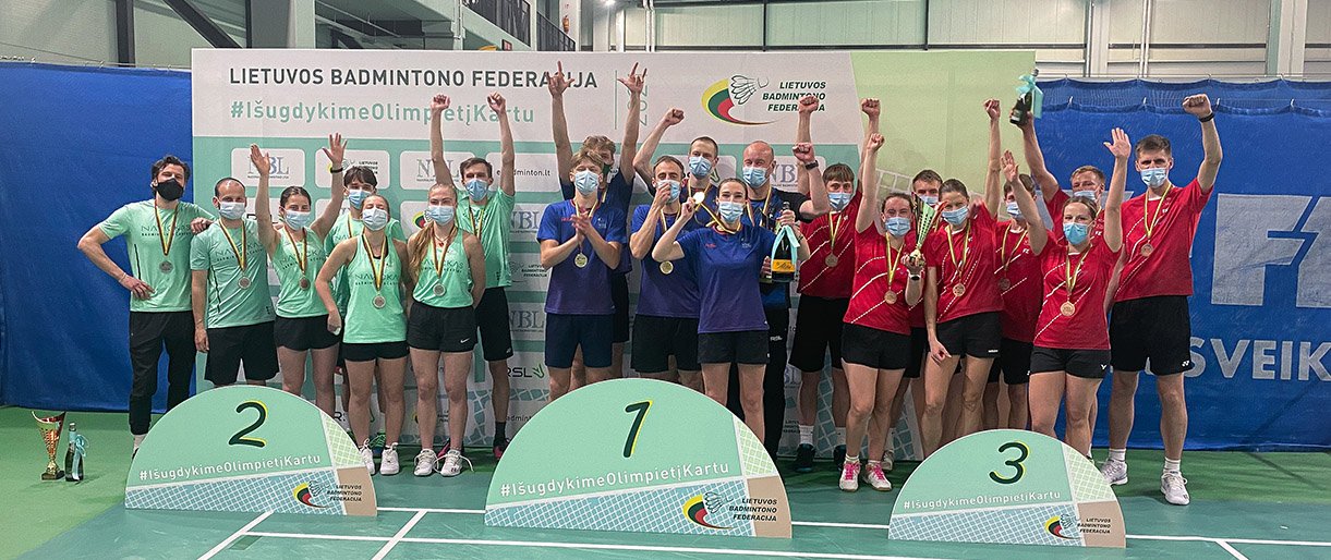 Palangos sporto centro trenerių Vaidos ir Edgaro Slušnių treniruoja... Palangos sporto centro trenerių Vaidos ir Edgaro Slušnių treniruojama komanda „Smešas“ iškovojo bronzos medalį