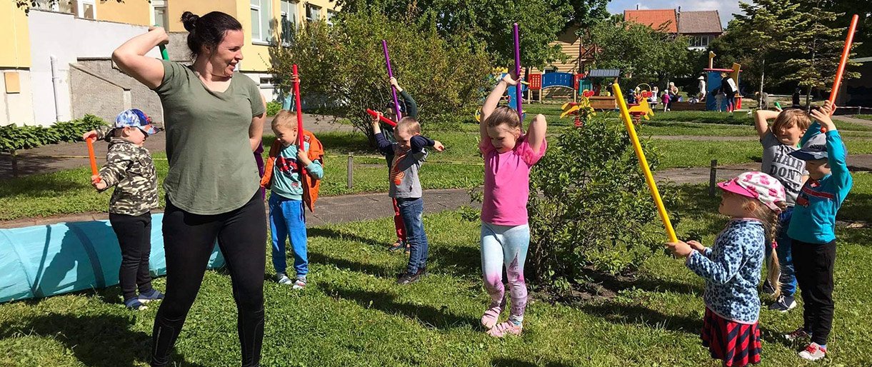 Palangos lopšelis darželio „Sigutė“ vaikučiai birželio 1-ąją, „Vaik... Palangos lopšelis darželio „Sigutė“ vaikučiai birželio 1-ąją, „Vaikų gynimo dieną“, pasitiko aktyviai sportuodami lauke